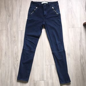 Dark jeans with zipper detailing